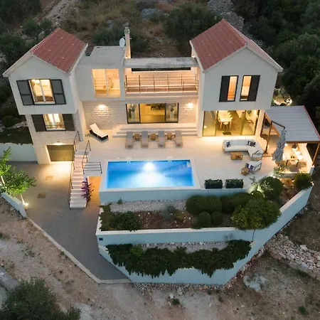 Aurora Villa *