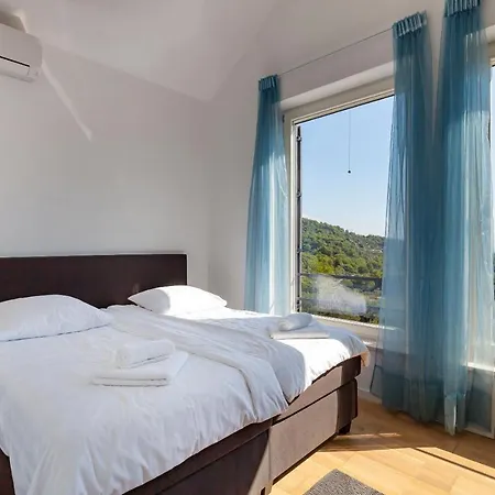 Aurora Villa